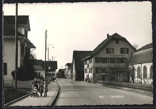 AK Boswil, Strassenpartie mit Gasthof Löwen und Kindern