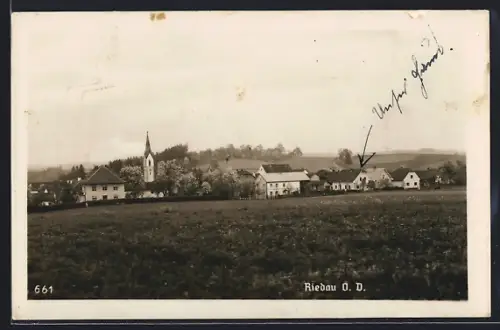 AK Riedau, /O. D., Ortspartie mit Kirche von einer Wiese