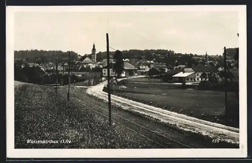 AK Waizenkirchen, Blick zum Ort hinüber mit Landstrasse und Eisenbahnschienen