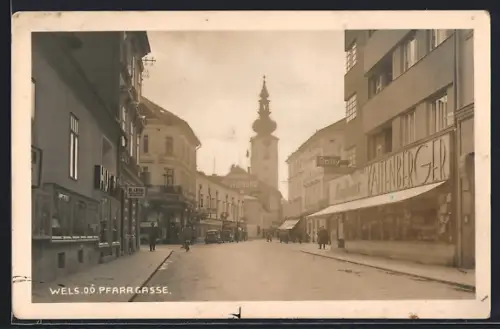 AK Wels /O. Ö., Pfarrgasse mit Kaufhaus Josef Kattenberger, Kohlenhandlung A. Lehr und Kirche
