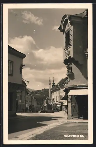 AK Wolfsberg i. K., Strassenpartie mit Säulendenkmal