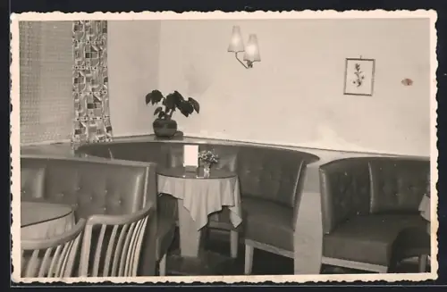 Foto-AK Ostermiething /O.-Ö., Gasthaus Josef Heinrich, Innenansicht