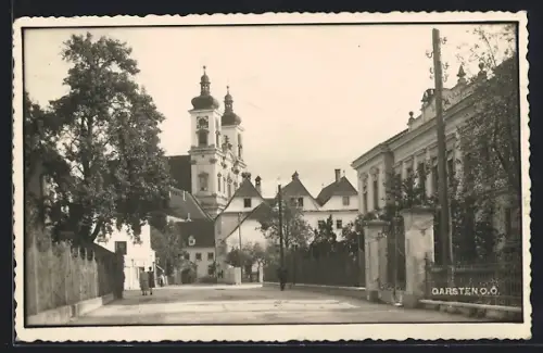 AK Garsten /O. Ö., Strassenpartie mit Kirche