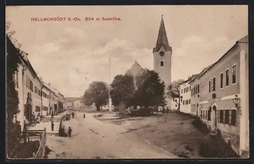 AK Hellmonsödt /O.-Oe., Strassenpartie mit Kirche