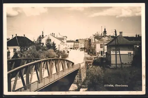AK Altheim /Oberdonau, Ortsansicht mit Brücke, Gebäude mit en