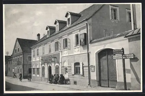 AK Saxen /Mühlviertel, Strassenpartie, Gasthof mit Leuten am Eingang