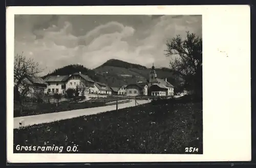 AK Grossraming /O.-Ö., Strassenpartie mit Ortseingang u. Kirche