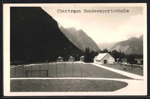 AK Obertraun, Bundessportschule mit Anlagen u. Bergpanorama
