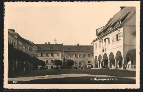 AK Rohrbach /O.-Ö., Platz mit Arkadengebäude und Säulendenkmal