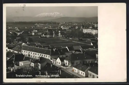 AK Traiskirchen, Totalansicht mit Strasse und Schneeeberg aus der Vogelschau