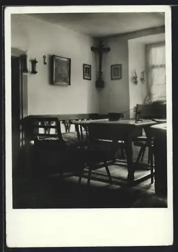 AK Donauwörth, Kreisheimatmuseum, Sitzecke mit Bildern und Kreuz