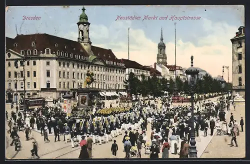 AK Dresden-Neustadt, Neustädter Markt und Hauptstrasse mit Militäraufmarsch
