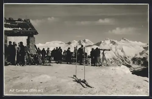 AK St. Moritz, Skihütte Corviglia mit Fernrohr und Skifahrern
