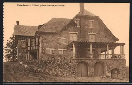 AK Trois-Ponts, L`Hôtel, pris de la route y accédant