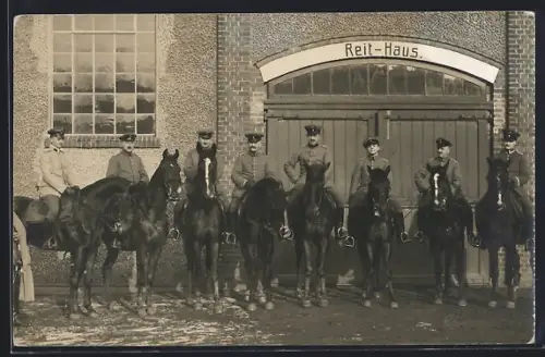 Foto-AK Frankfurt /Oder, Reit-Haus, Soldaten zu Pferd