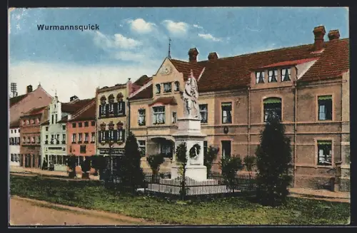 AK Wurmannsquick, Ortsansicht mit Denkmal und Wohnhäusern