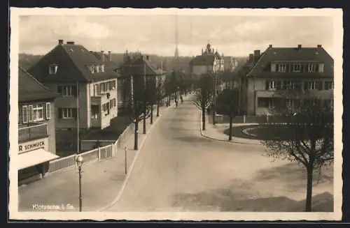 AK Dresden-Klotzsche, Strassenpartie mit Wohnhäusern