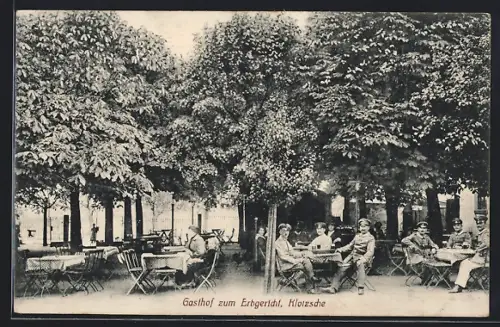 AK Dresden-Klotzsche, Gasthof zum Erbgericht, Biergarten, Gäste im Freien