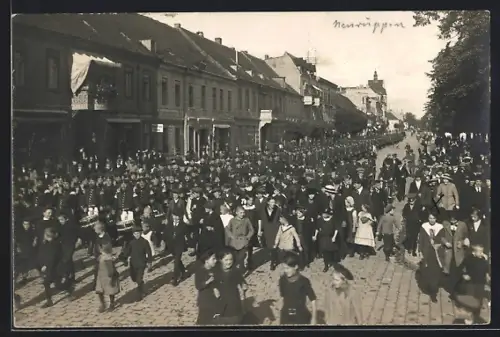 AK Neuruppin, Umzug im Ort, Gasthof Brandenburger Hof