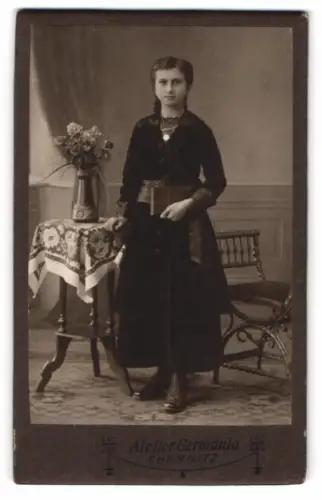 Fotografie Atelier Germania, Chemnitz, Mädchen im langen Kleid mit Blumenarrangement