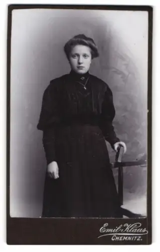 Fotografie Emil Klaus, Chemnitz, Reitbahnstr. 22, Porträt einer Frau in dunklem Kleid