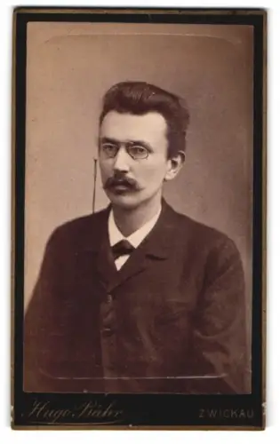 Fotografie Hugo Bähr, Zwickau, Kaiser Wilhelm Platz 31, Porträt eines Mannes mit Brille