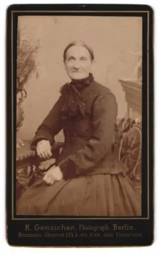 Fotografie K. Gensichen, Berlin, Brunnen-Strasse 124a, Ältere Dame in elegantem Kleid