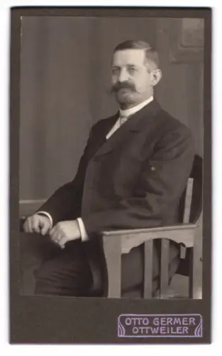 Fotografie Otto Germer, Ottweiler, Würdevoller Herr im Anzug