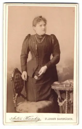 Fotografie Anton Reischig, St. Johann, Bahnhofstrasse 71, Dame im eleganten Kleid