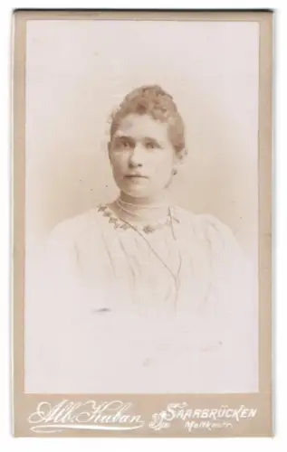 Fotografie Alb. Kuban, Saarbrücken, Moltkestr., Porträt einer jungen Frau