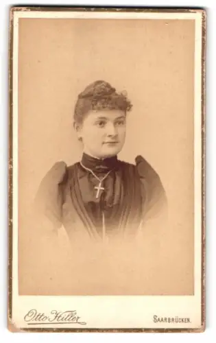 Fotografie Otto Hiller, Saarbrücken, an der neuen Brücke, Porträt einer jungen Dame