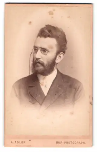 Fotografie A. Adler, Dresden, Victoria-Strasse 21, Porträt eines bärtigen Mannes mit Brille