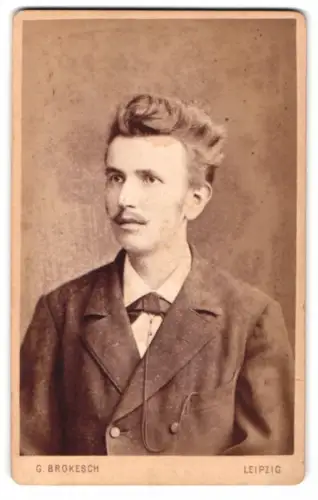 Fotografie G. Brokesch, Leipzig, Reitlerstrasse 19, Porträt eines jungen Mannes
