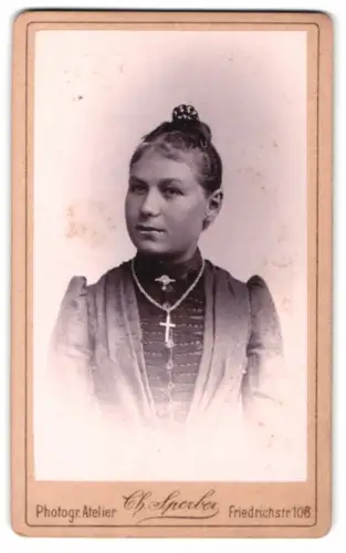 Fotografie Ch. Sperber, Berlin, Friedrichstr. 108, Portrait einer Dame mit Kreuzkette