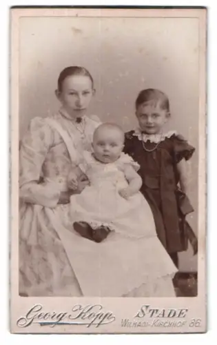 Fotografie Georg Kopp, Stade, Wilhadi-Kirchhof 86, Ein Mädchen mit ihren zwei jüngeren Geschwistern