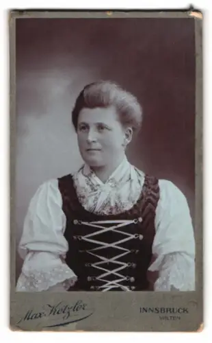 Fotografie Max. Ketzler, Innsbruck, Heiliggeiststr. 9, Porträt einer Frau in Tracht