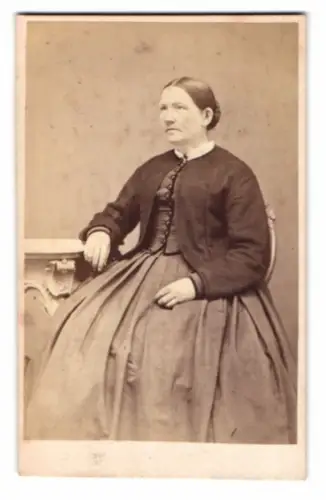 Fotografie Georg Gleerup, Lund, Sitzende Frau im Atelier