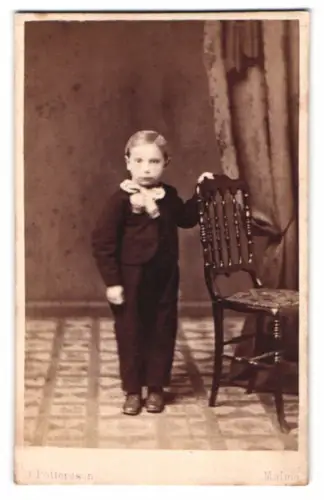 Fotografie O. Pettersson, Malmö, Norra Wallgatan 40, Porträt eines Jungen mit Stuhl