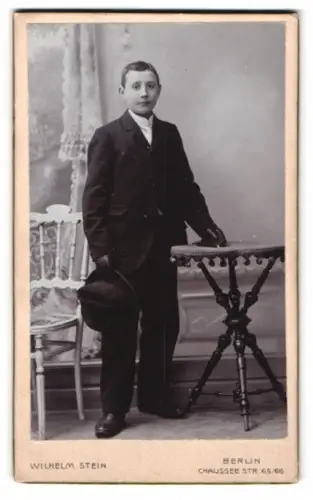 Fotografie Wilhelm Stein, Berlin, Chausseestr. 65/66, Eleganter Junge mit Hut
