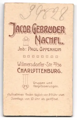 Fotografie Jacob Gebrüder Nachfl., Charlottenburg, Wilmersdorfer Str. 55/56, Kind in Matrosenanzug mit Pferdespielzeug