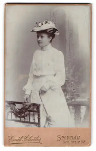 Fotografie Emil Schröter, Spandau, Breitestr. 32, Dame in eleganter Kleidung mit Hut