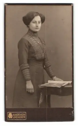 Fotografie A. Wertheim, Berlin, Leipzigerstrasse, Porträt einer Dame am Tisch