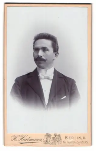Fotografie H. Hartmann, Berlin, Gr. Frankfurterstr. 75, Portrait eines Herrn mit Schnurrbart