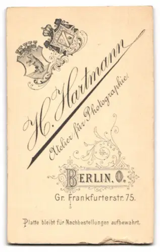 Fotografie H. Hartmann, Berlin, Gr. Frankfurterstr. 75, Portrait eines Herrn mit Schnurrbart
