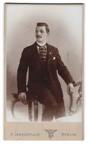 Fotografie A. Jandorf & Co., Berlin, C. Spittelmarkt 16/17, Porträt eines eleganten Herrn