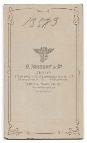 Fotografie A. Jandorf & Co., Berlin, C. Spittelmarkt 16/17, Porträt eines eleganten Herrn