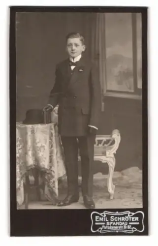 Fotografie Emil Schröter, Spandau, Potsdamer Strasse 31-32, Junge im Anzug mit Hut und Buch