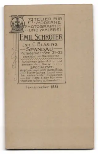 Fotografie Emil Schröter, Spandau, Potsdamer Strasse 31-32, Junge im Anzug mit Hut und Buch