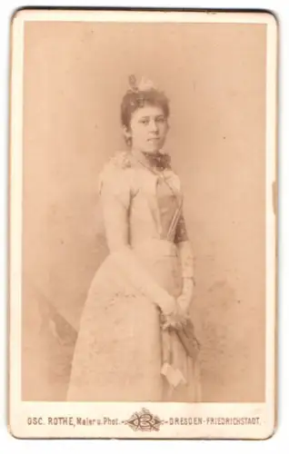 Fotografie Oscar Rothe, Dresden, Schäferstrasse 17, Junge Frau im eleganten Kleid