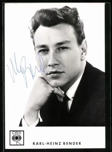AK Musiker Karl-Heinz Bender im schwarzen Anzug, Autograph